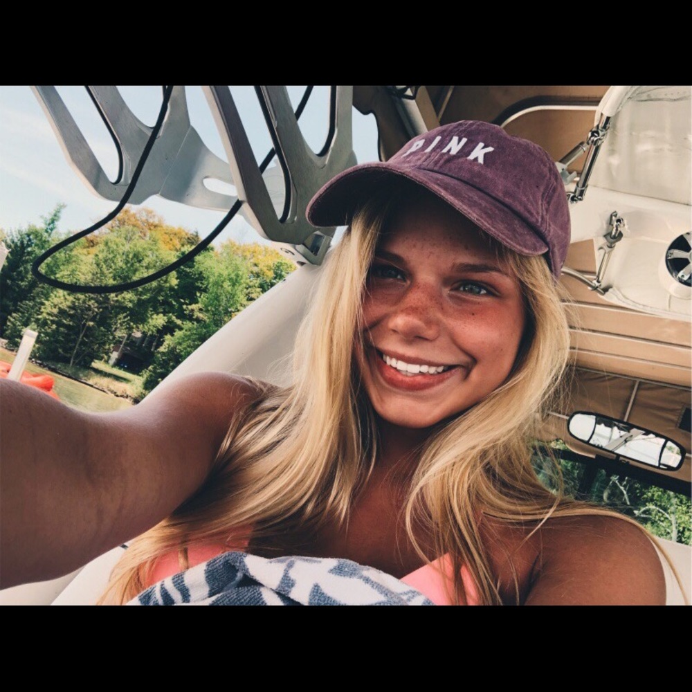 VS pink hat